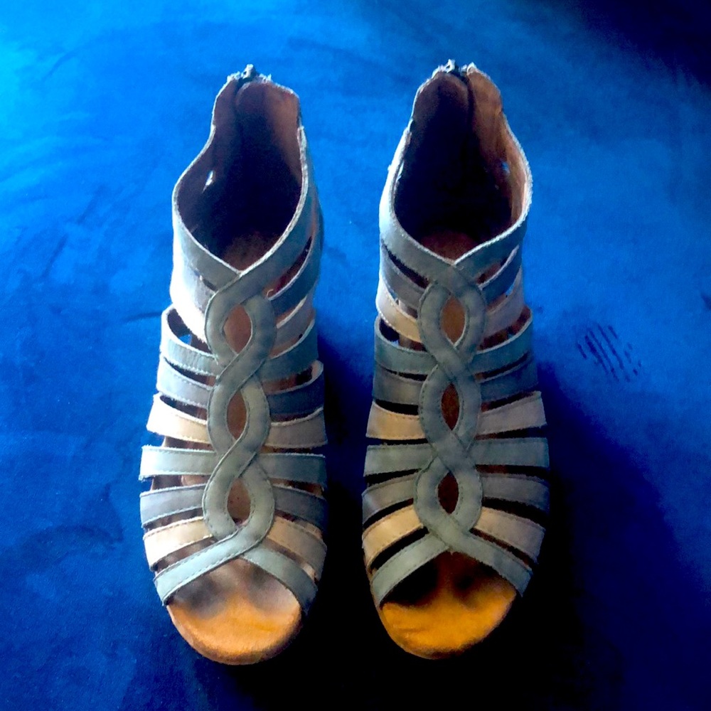 Strappy low-heeled sandals EUC